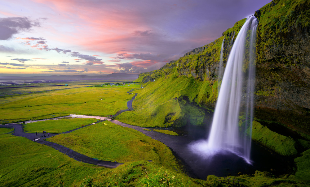 Paysage cascade couche de soleil